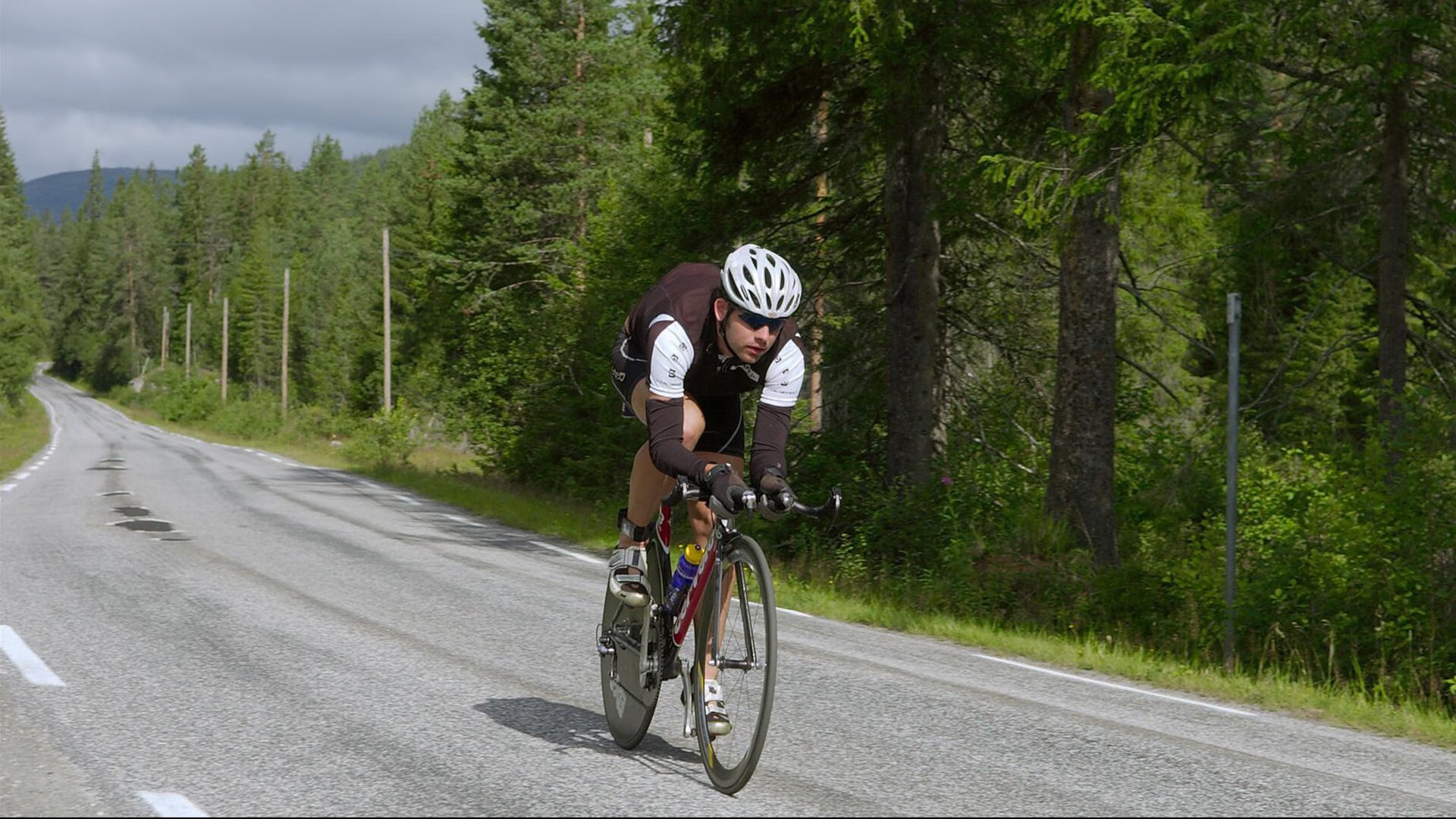 _趣味龙舟比赛:激荡江面团结协作_,龙舟表演赛