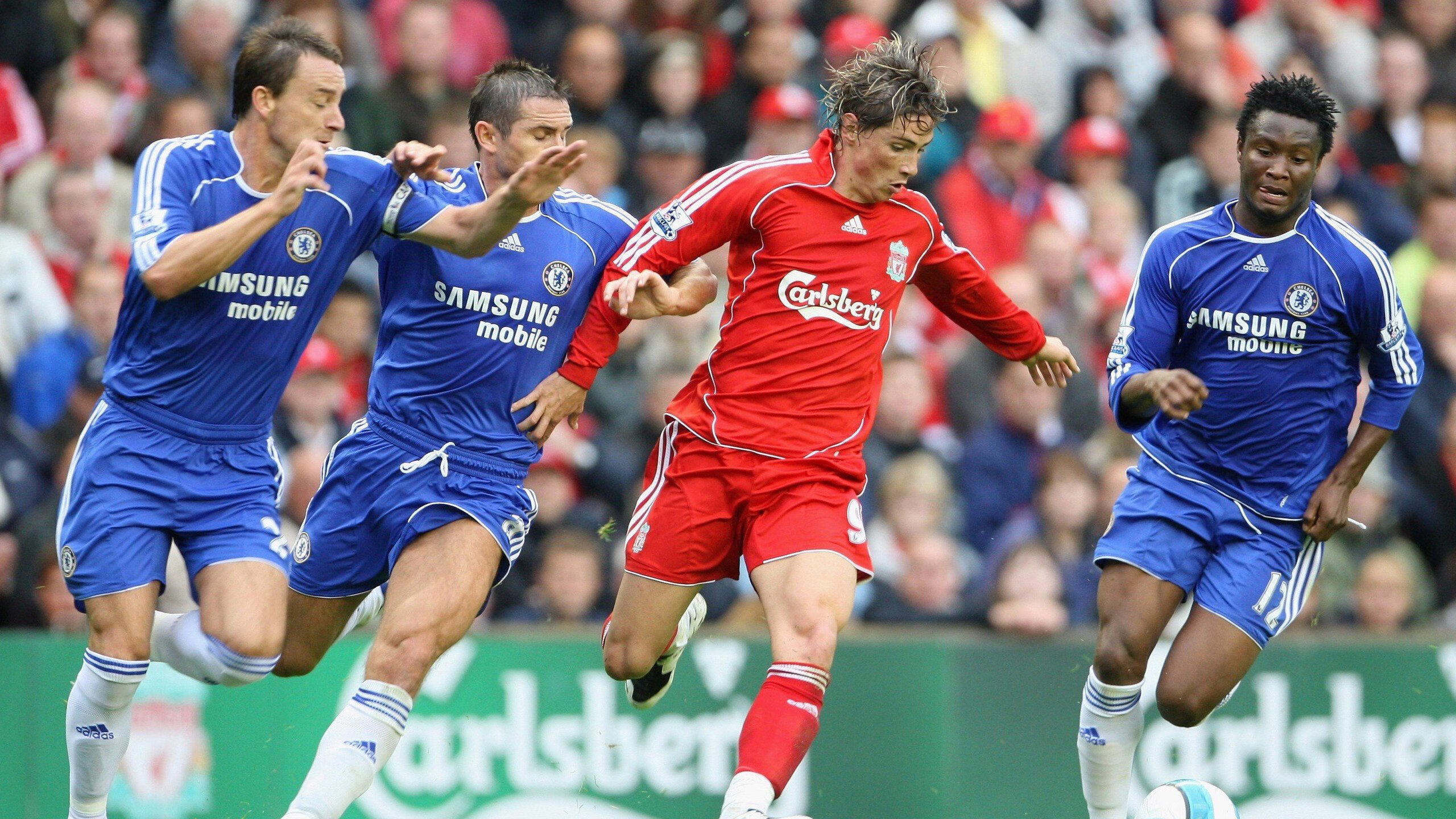 曼联后卫因伤缺席关键欧冠比赛，球队备战受影响